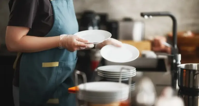 Proč německé hospodyňky neoplachují nádobí: Zvyk, který Čechy často zaskočí