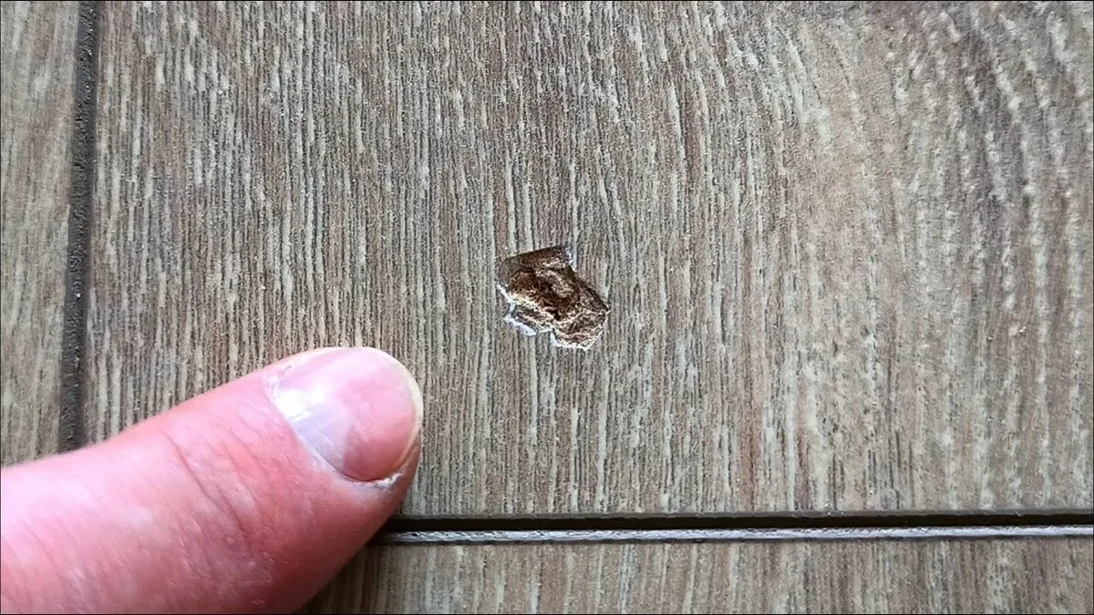 Proč nevyhazovat zbytek laminátu: Trik, jak vyměnit jednu prasklou lamelu bez rozebírání celého pokoje