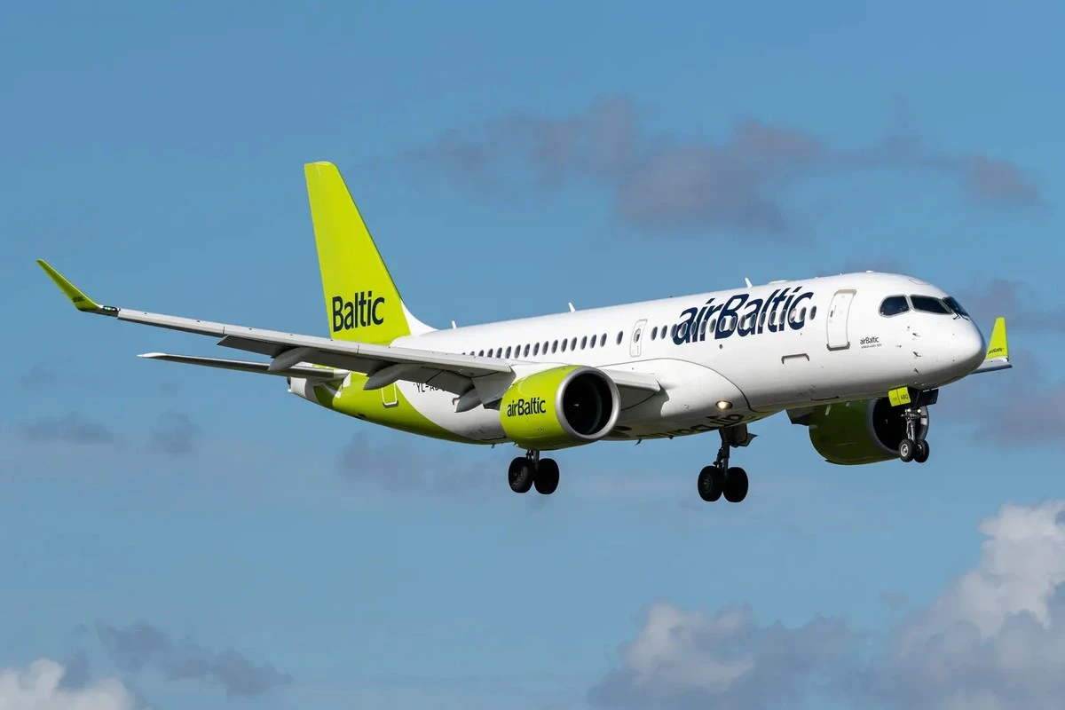 Proč se airBaltic dostal na černou listinu: Spor o zpožděný kufr, který vás může vyjít draho
