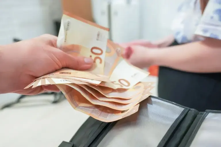 Proč se na bankovkách objevují trojúhelníky a čísla 3-6-9