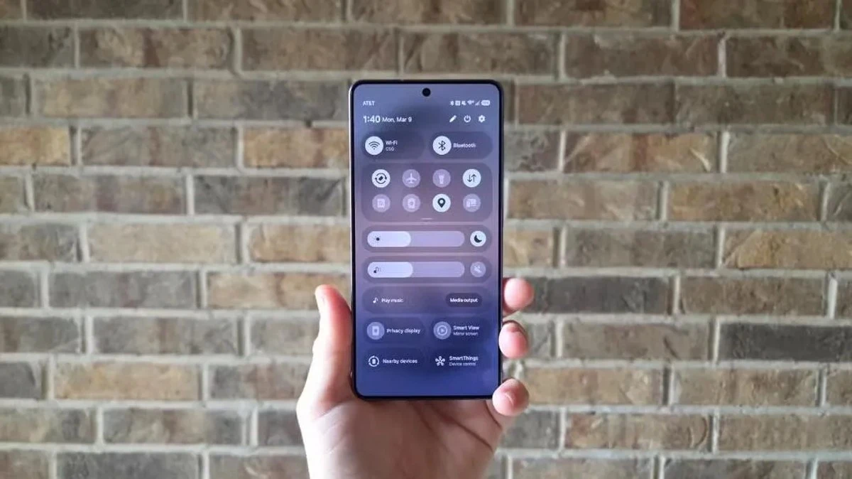 Proč se Samsung vybíjí, i když na něj nesaháte: Vypněte tyto dvě funkce v nastavení