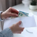 Proč se v českých nemocnicích stále nosí obálky a kdy už jde o problém