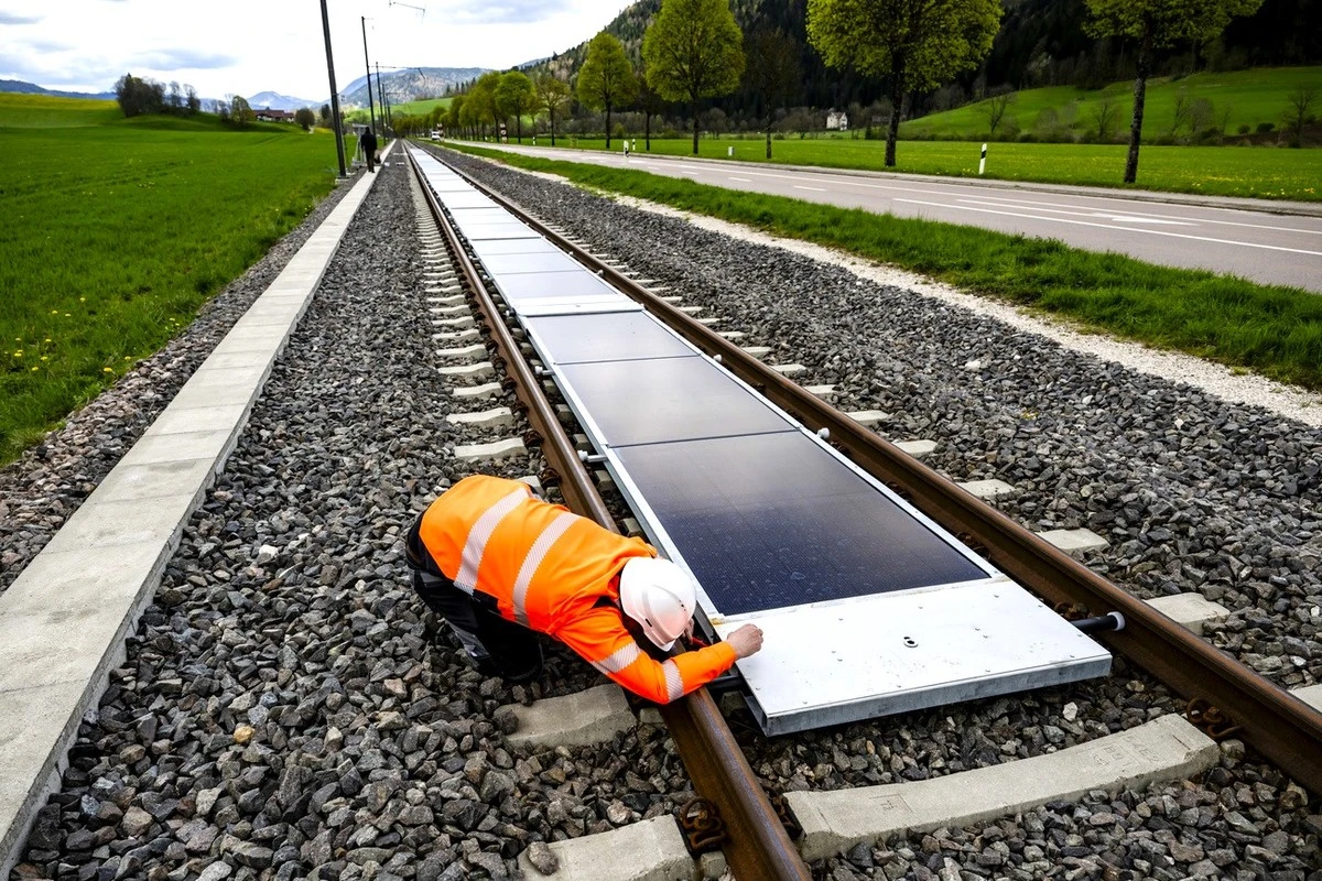 Proč se v Evropě začínají montovat solární panely přímo mezi železniční koleje - image 1