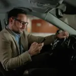 Proč se v nových autech objevuje malá černá čočka nad volantem