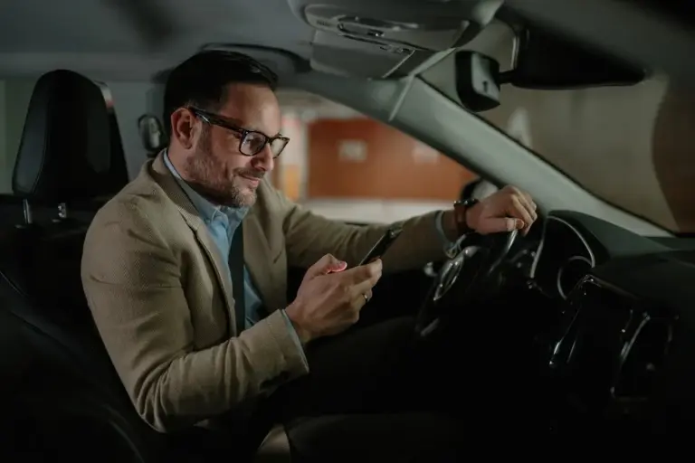 Proč se v nových autech objevuje malá černá čočka nad volantem