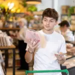 Proč se vracíte s plnou taškou, i když jste chtěli jen chleba: Triky supermarketů odhaleny