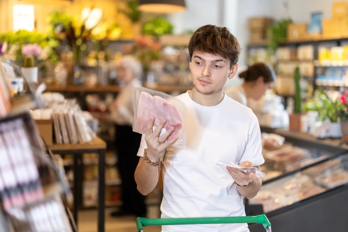 Proč se vracíte s plnou taškou, i když jste chtěli jen chleba: Triky supermarketů odhaleny