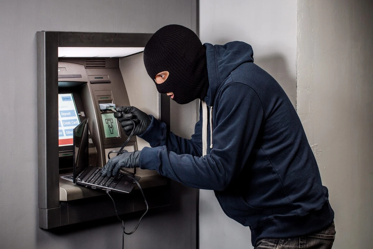 Proč u bankomatu nikdy nebrat do ruky cizí kartu, i když vás o to slušný člověk prosí - image 1