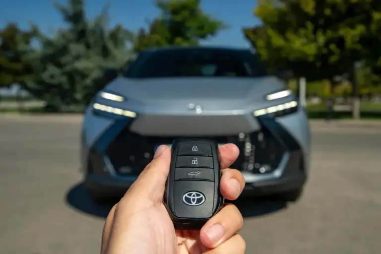 Proč váš hybrid na krátkých trasách žere víc než běžný benzín