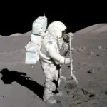 Proč vědci stále zkoumají šedý prach z Apolla i po padesáti letech
