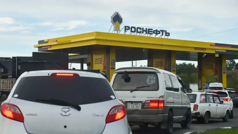 Proč v ropné velmoci dochází benzín: Co skutečně stojí za prázdnými pumpami v Rusku