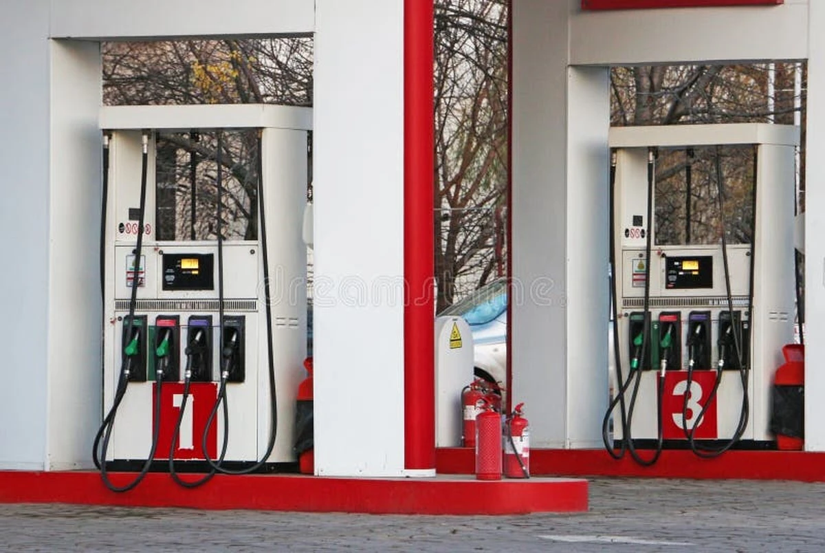 Proč v ropné velmoci dochází benzín: Co skutečně stojí za prázdnými pumpami v Rusku - image 1