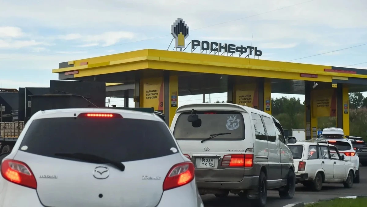 Proč v ropné velmoci dochází benzín: Co skutečně stojí za prázdnými pumpami v Rusku