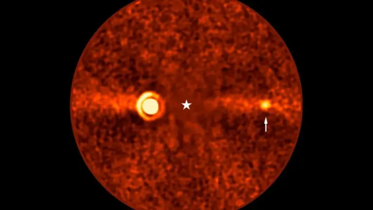 Proč zkušení astronomové deset let přehlíželi planetu schovanou u blízké hvězdy