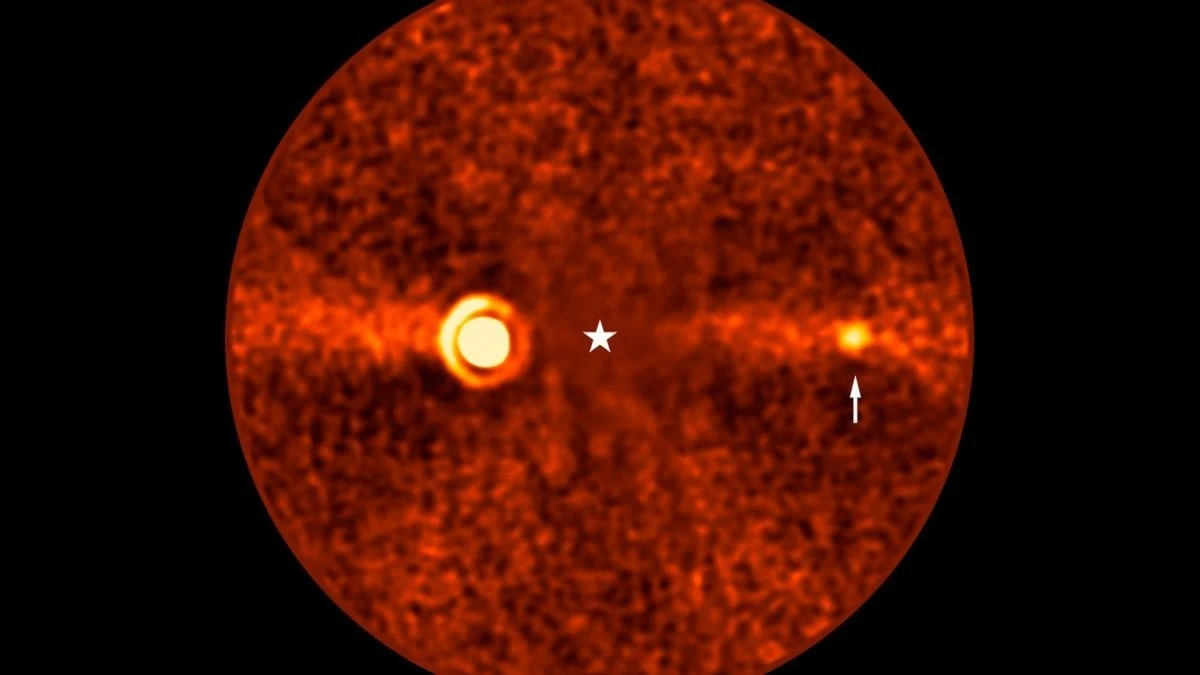 Proč zkušení astronomové deset let přehlíželi planetu schovanou u blízké hvězdy