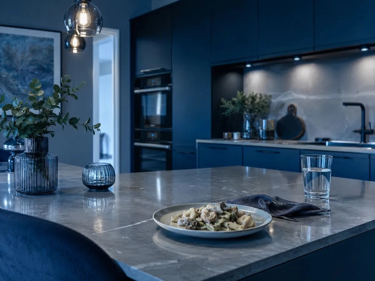 Proč zkušení designéři varují před tmavě modrou barvou v kuchyni