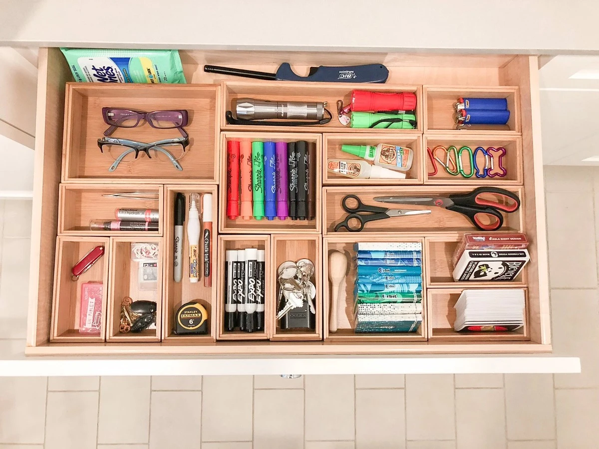 Proč zkušení designéři vkládají pořadač na příbory do šuplíku v předsíni - image 1