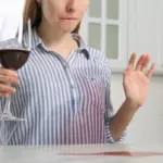 Proč zkušení hostitelé na skvrnu od vína nikdy nelijí horkou vodu