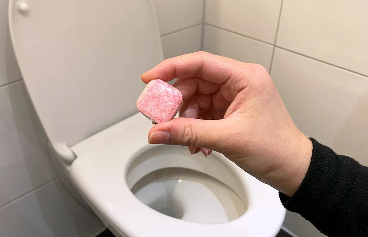 Proč zkušení hostitelé nechávají tabletu do myčky vedle sprchového koutu - image 1