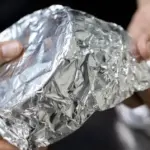 Proč zkušení kuchaři dávají lesklou stranu alobalu vždy dovnitř