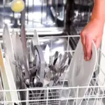 Proč zkušení lidé dávají kovový filtr z digestoře do myčky