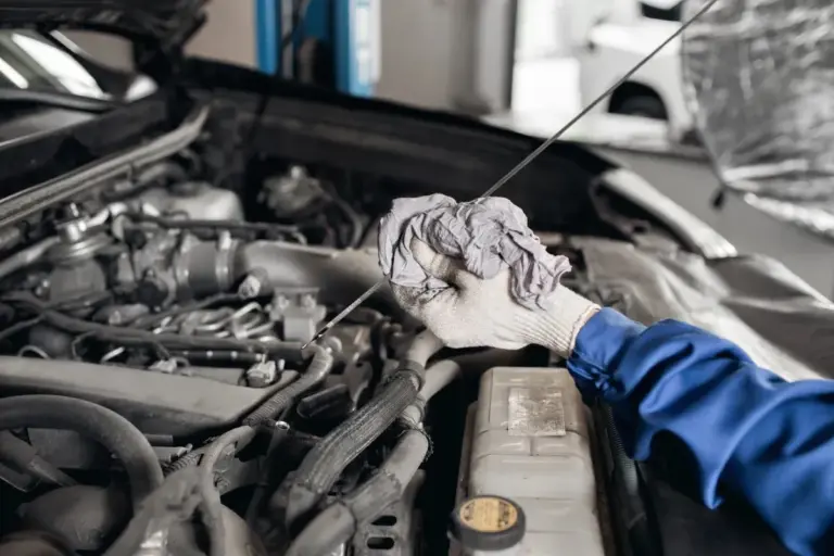 Proč zkušení řidiči čichají k měrce motorového oleje