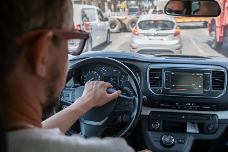 Proč zkušení řidiči dostávají pokuty za brzdění motorem
