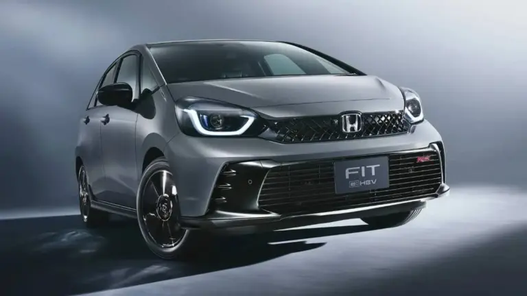 Proč zkušení řidiči volí tento hatchback místo módních SUV
