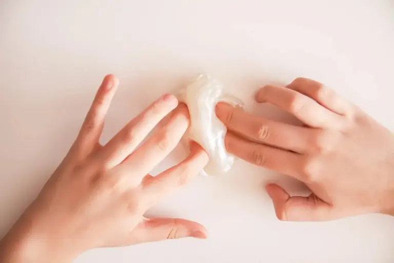 Proč zkušení rodiče v létě nenechávají měkké „squishy“ hračky na zadním sedadle auta