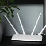 Proč zkušení technici staví router na nejvyšší polici v obývacím pokoji
