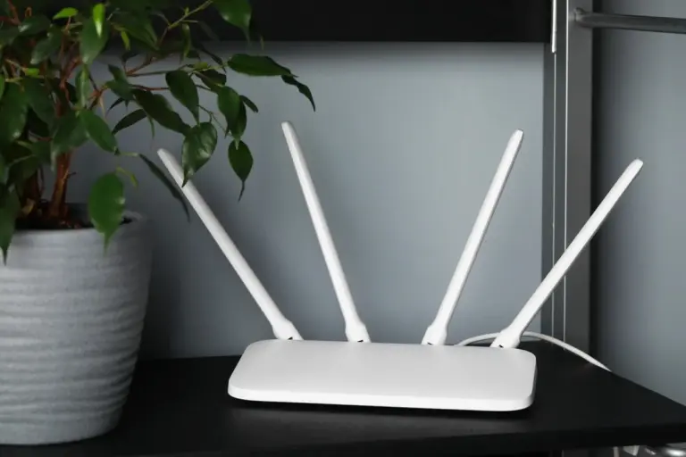 Proč zkušení technici staví router na nejvyšší polici v obývacím pokoji