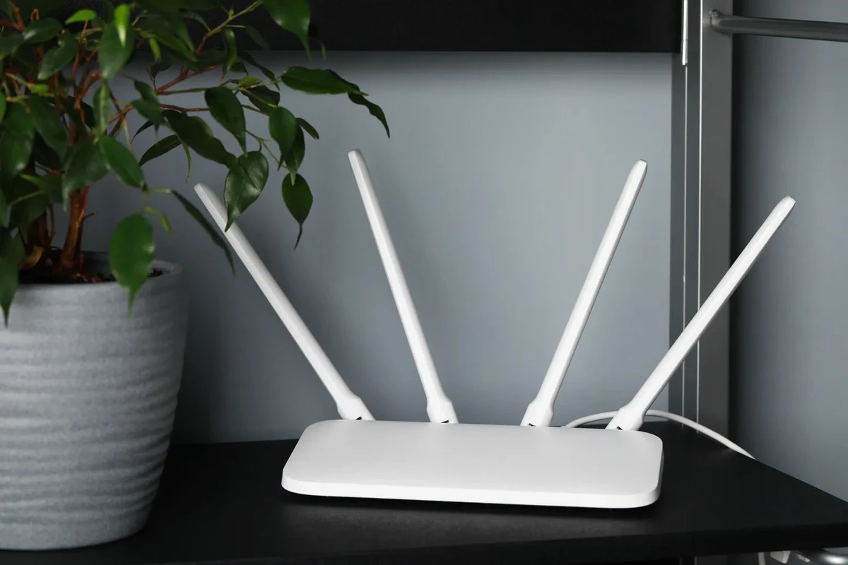 Proč zkušení technici staví router na nejvyšší polici v obývacím pokoji