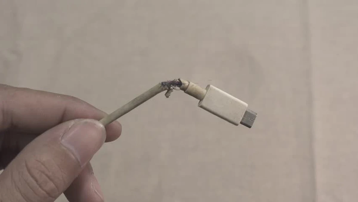 Proč zkušení uživatelé nikdy neomotávají kabel kolem nabíječky - image 1