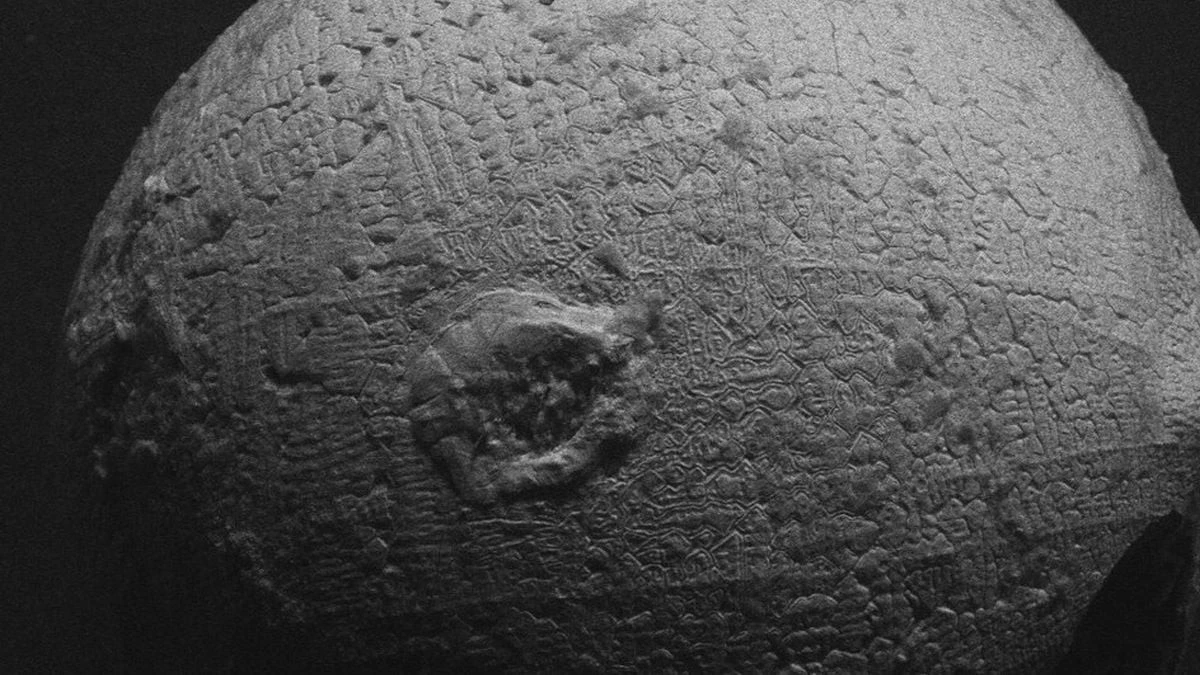 Proč z nebe padají tisíce tun prachu z asteroidu, který v našich mapách chybí