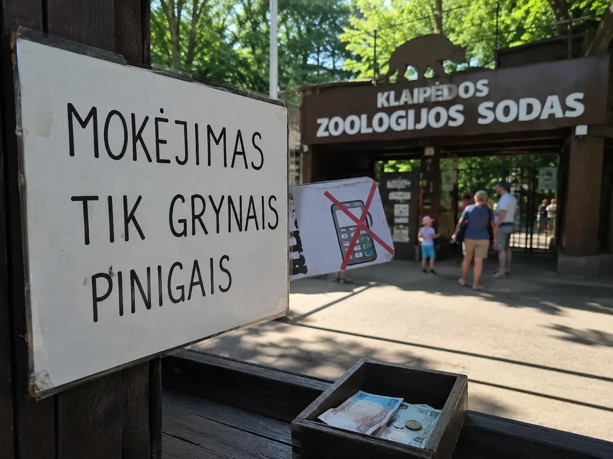 Proč zoo v Klaipėdě vybírá hotovost za lístky, i když má zákaz přijímat návštěvníky